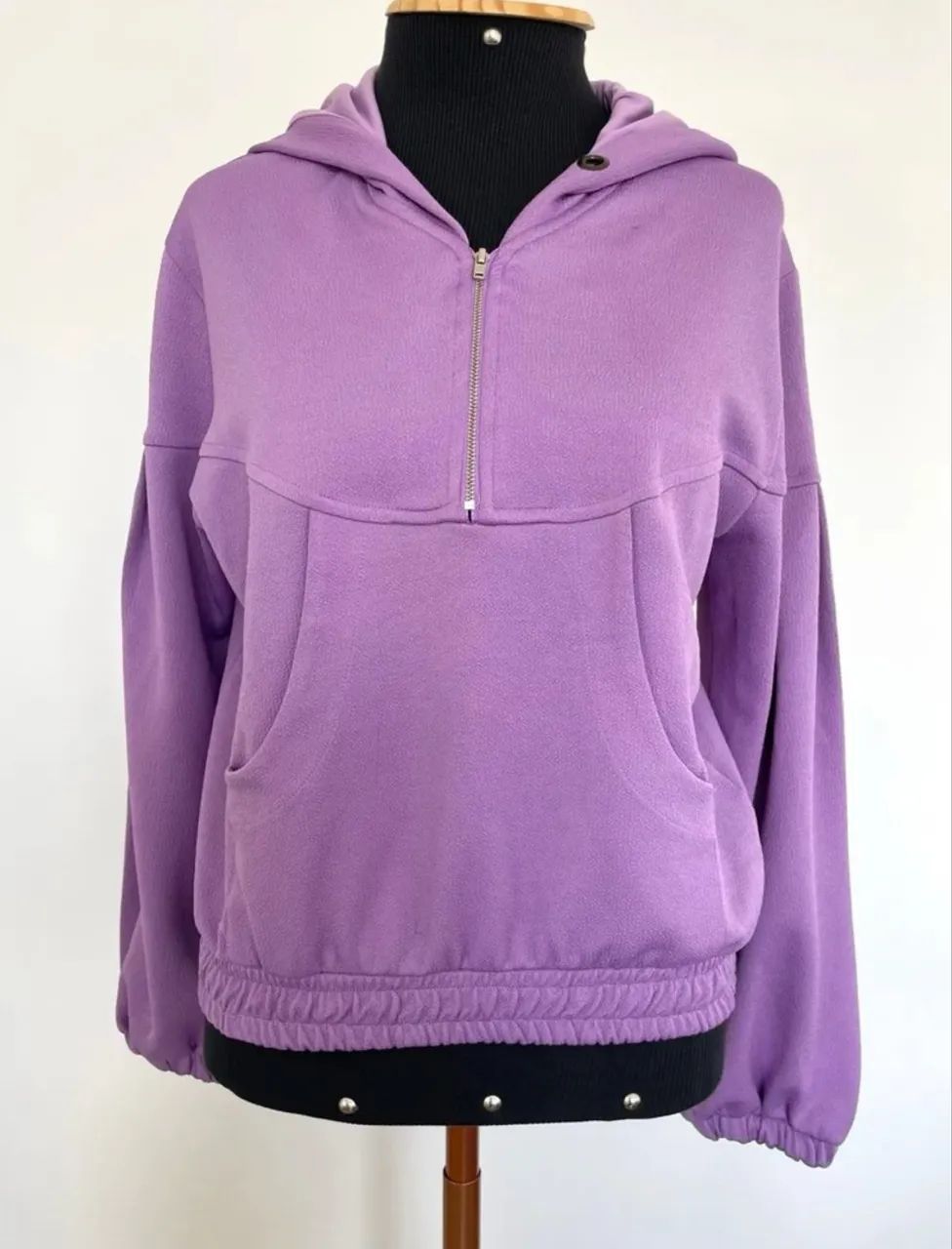 Blusa tam G lilás com capuz e bolsos frontais - Foto 2