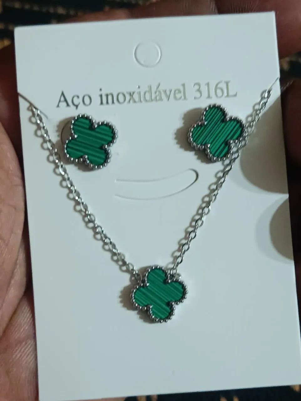Conjunto trevo colar e brinco em aço inox estilo Van cleef - Foto 2