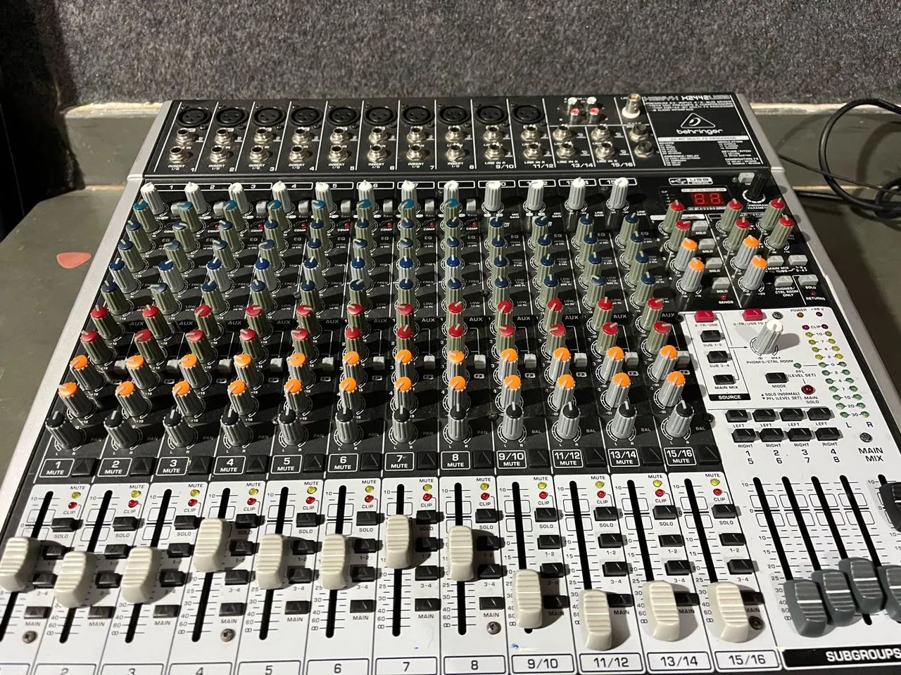 Mesa de Som Behringer - Ótimo Estado - R$ 2.700