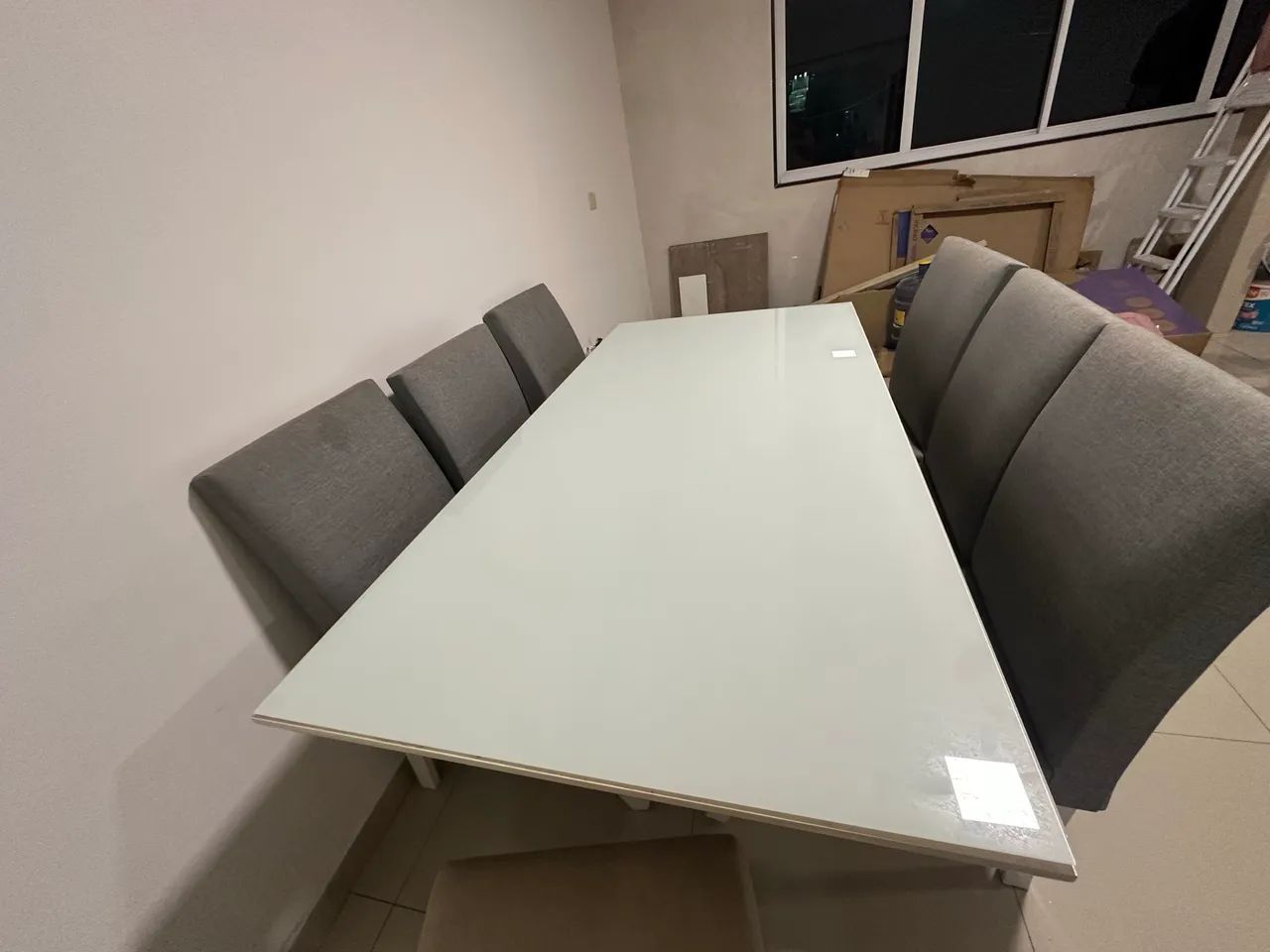 MESA EM MDF E TAMPO EM VIDRO