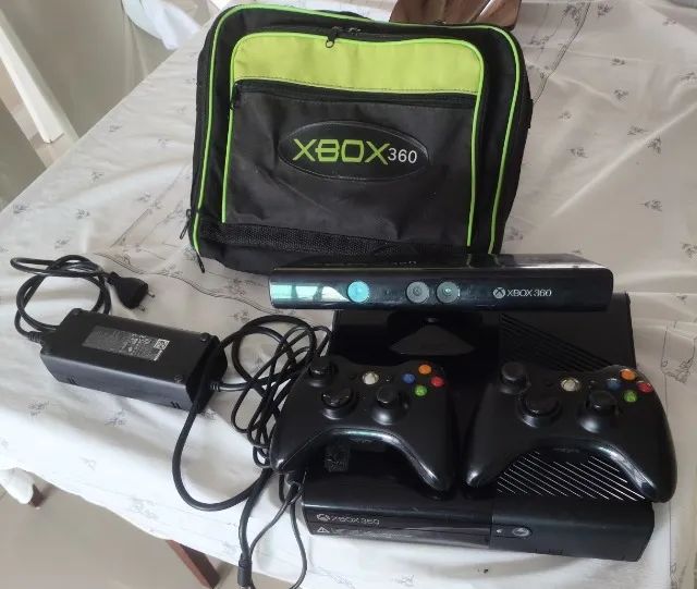 Exbox 360 com jogos e 2 controles 