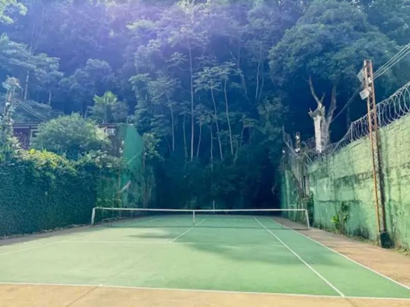 CASA DE 1380M² COM NASCENTE DE ÁGUA E QUADRA DE TÊNIS