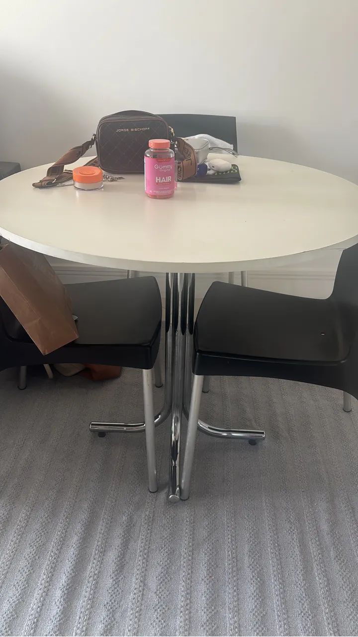 Mesa, com 4 cadeiras e mais uma avulsa