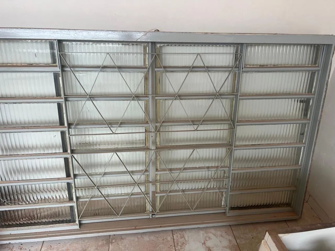 Janela Aço com grade 