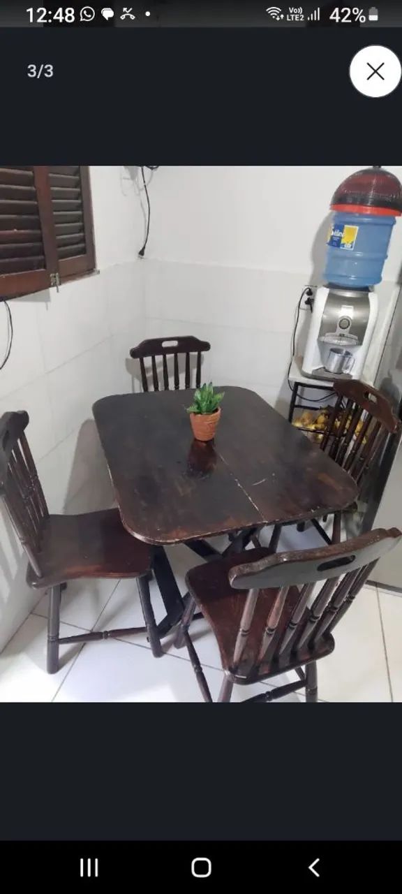Mesa com 4cadeiras !