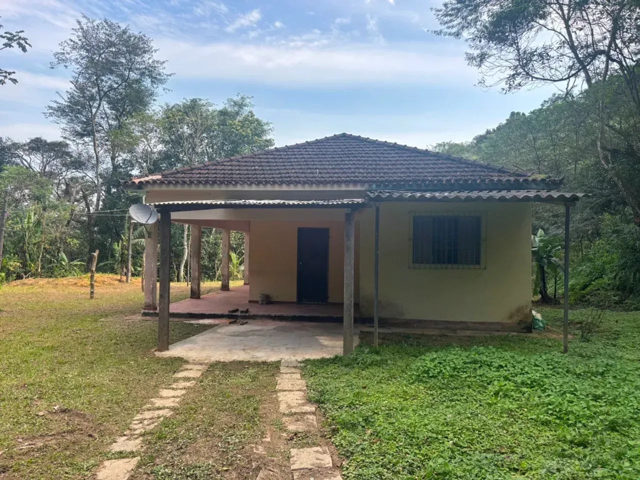 REFÚGIO: CASA LINEAR COM QUINTAL APROX. 2.000M² PRÓXIMO A CACHOEIRAS