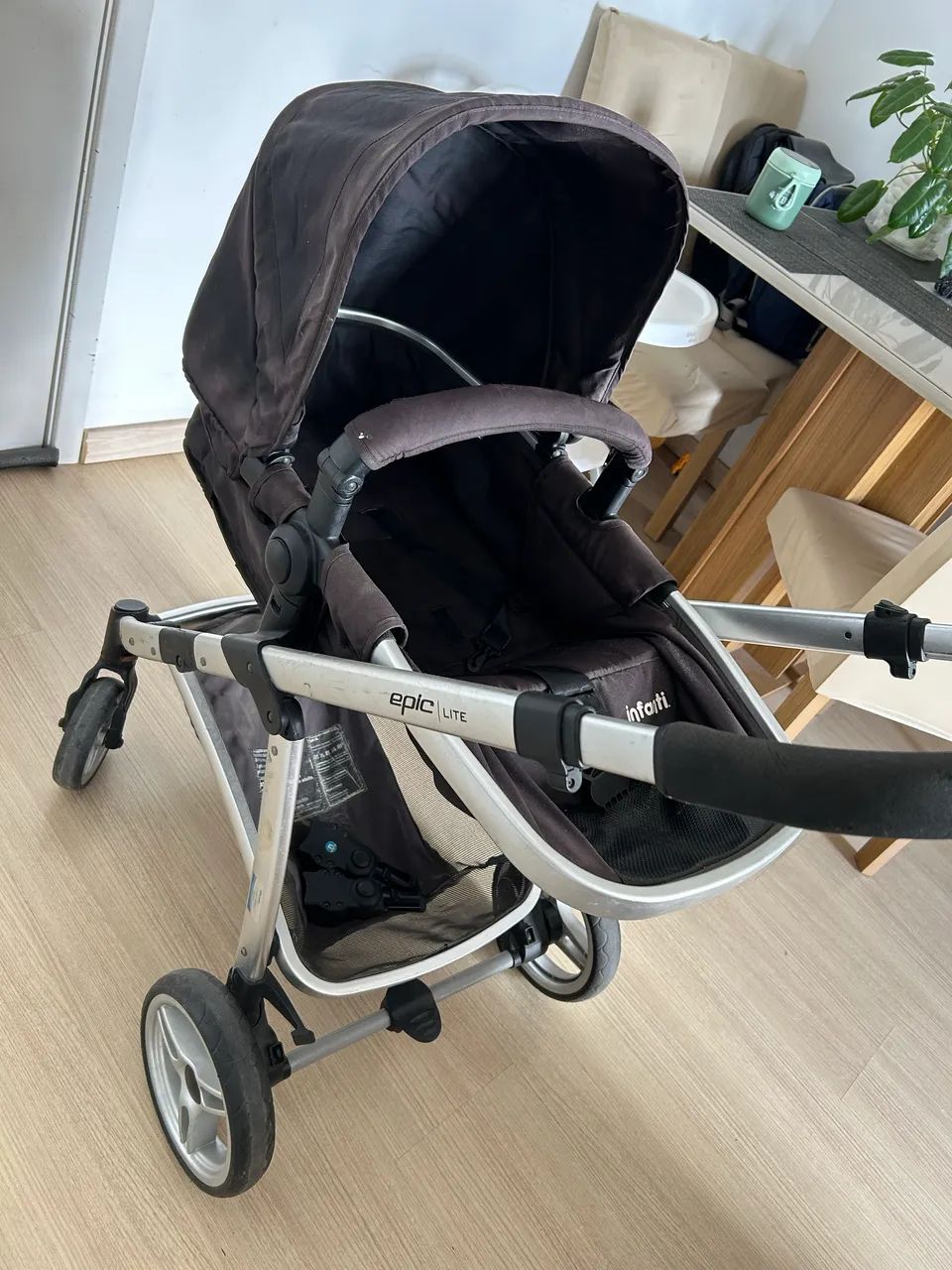 Carrinho de bebê com bebê conforto 