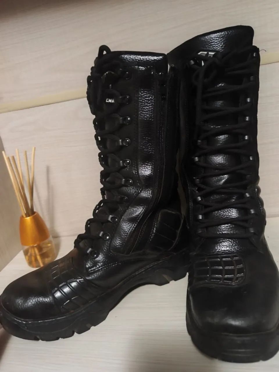 Vende se eu até coturno  - Foto 3