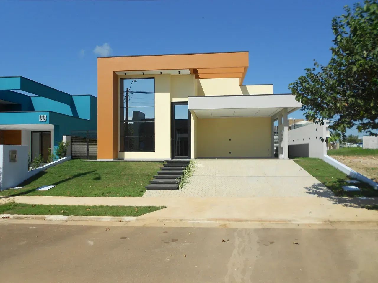 EXCELENTE CASA DE ALTO PADRÃO NO ALPHAVILLE.