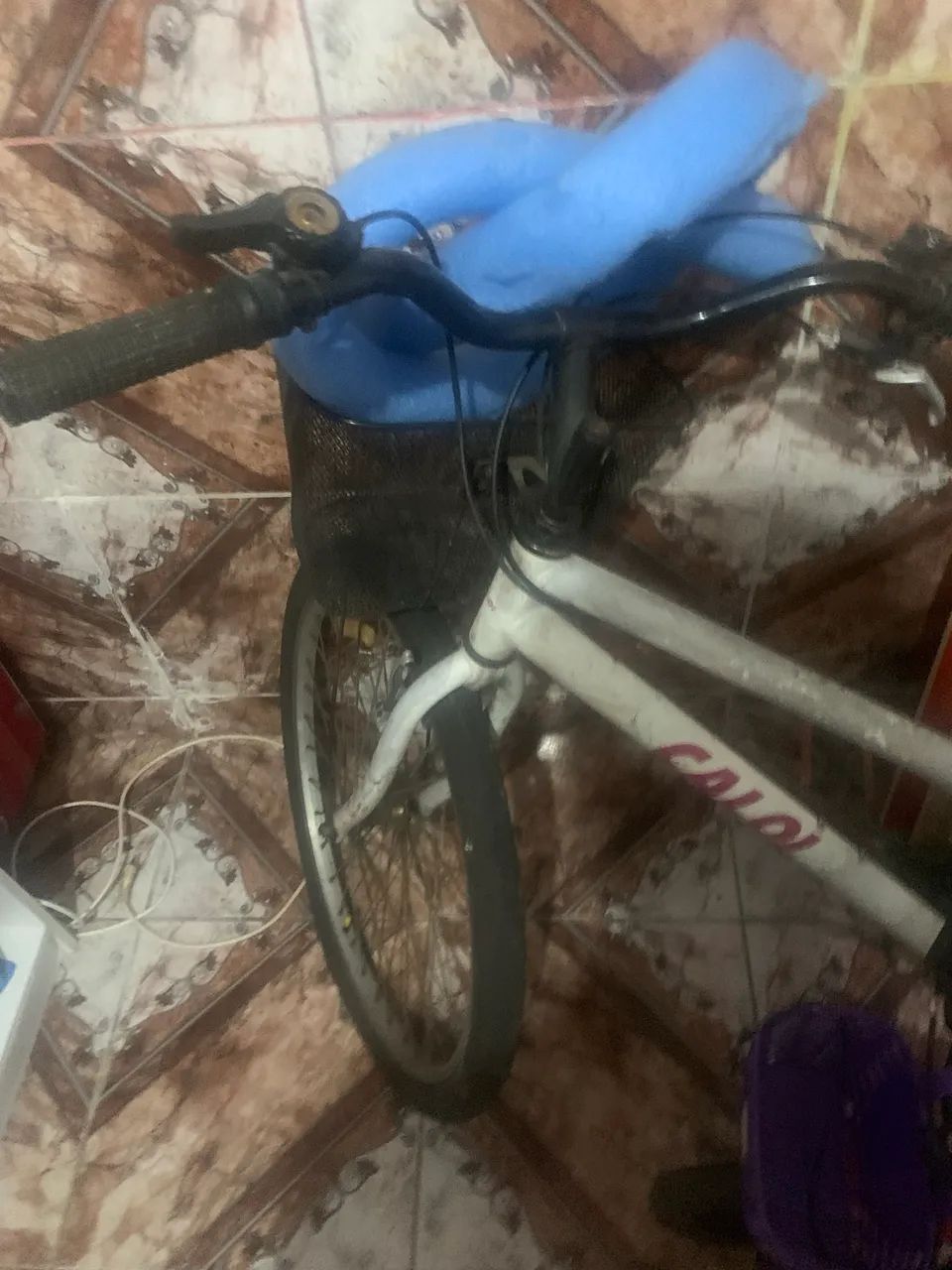 Bicicleta branca com cestinha - Foto 5