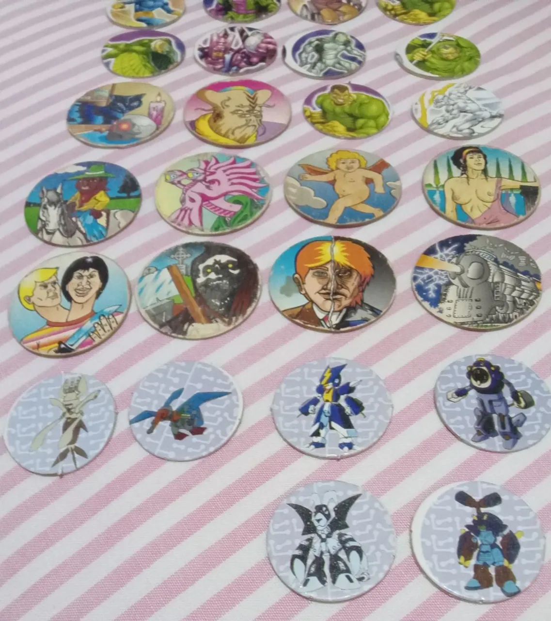 Vinte e seis tazos da Marvel comics, Buzzy Caps e medabots  - Foto 4