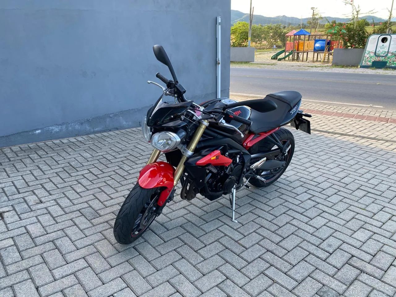 Triumph STREET TRIPLE 675 85 cc 