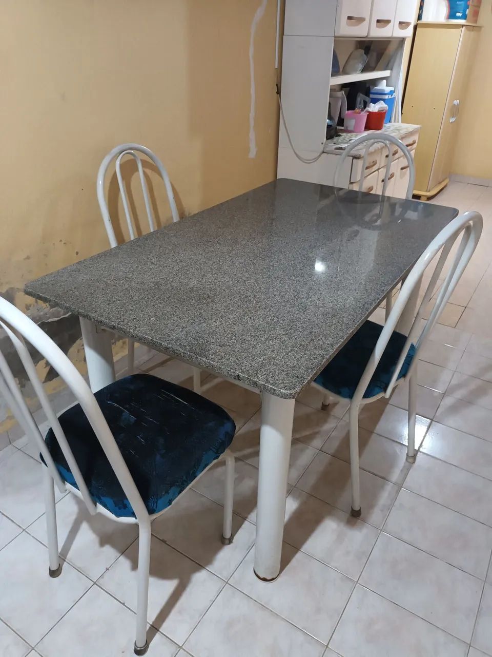 Mesa com 4 cadeiras tampo de mármore  - Foto 2