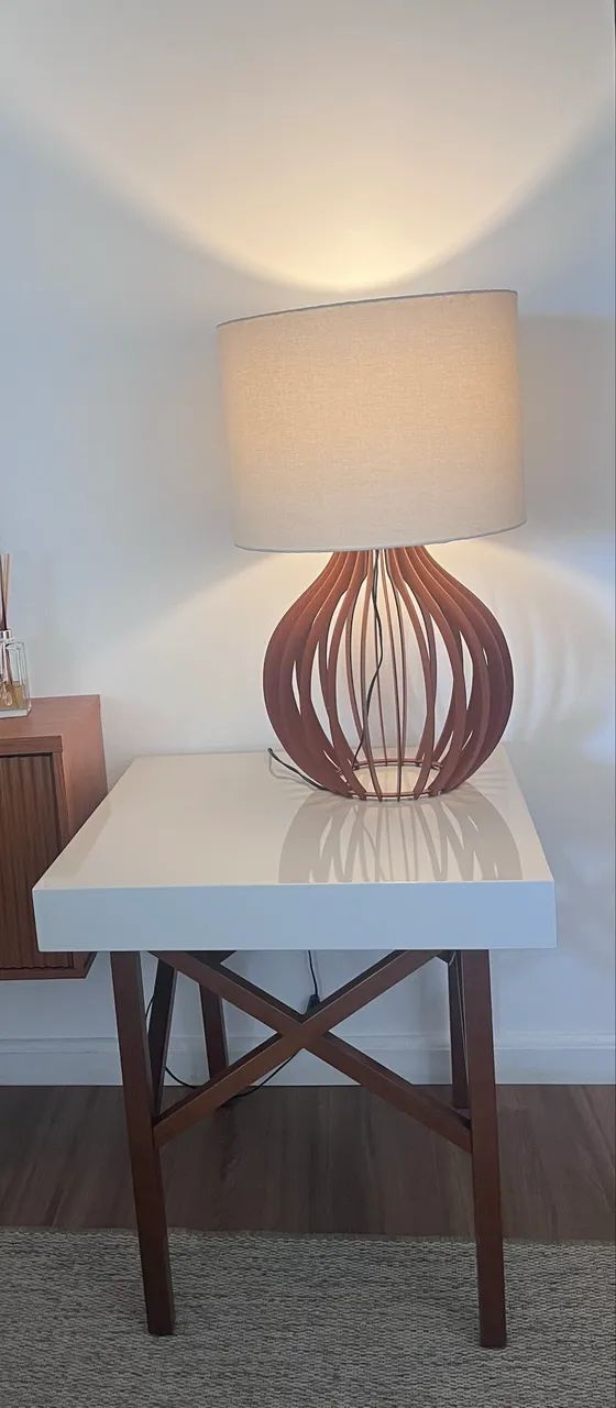 Mesa de Apoio + Abajur Ripado