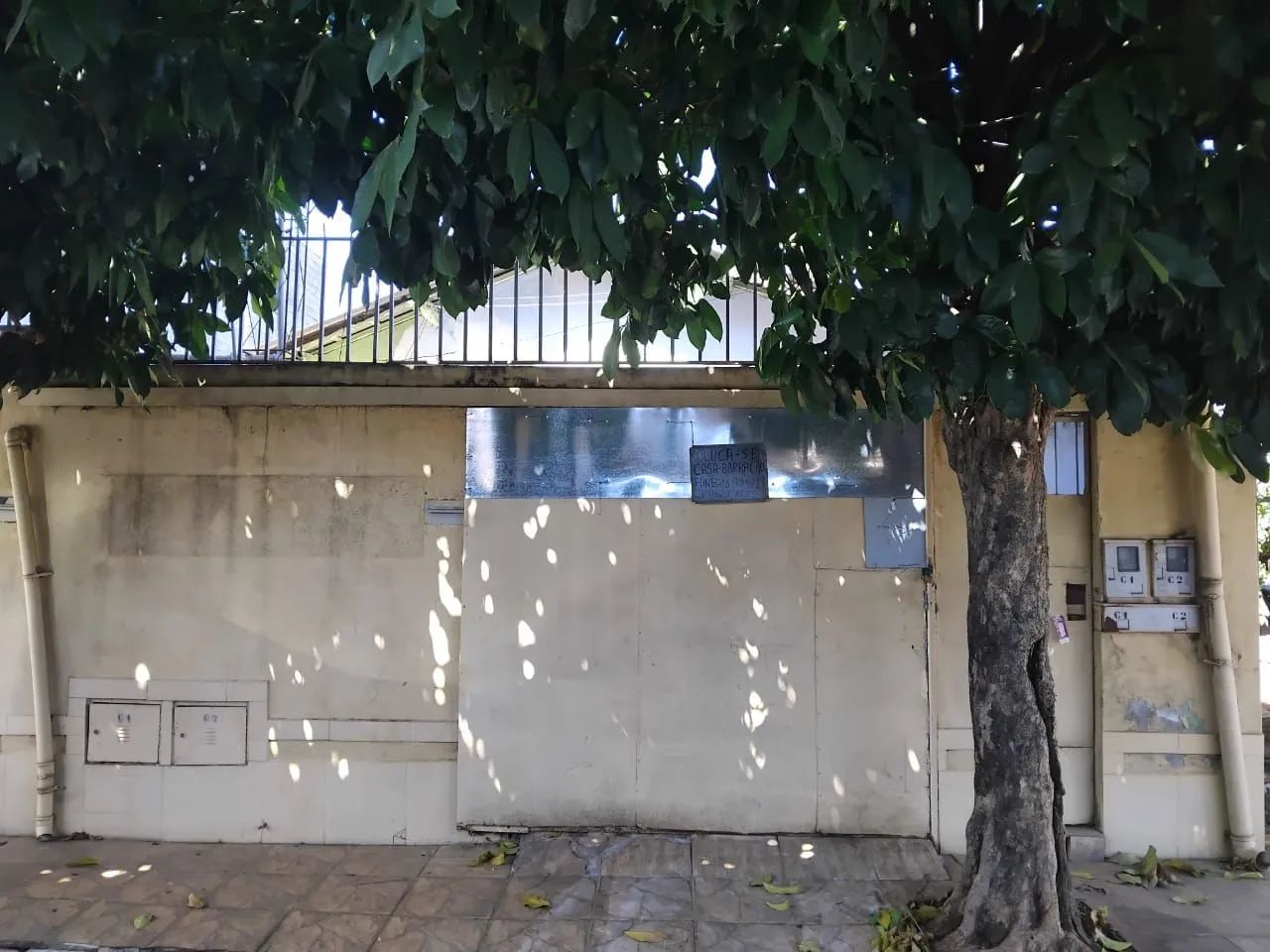 CASA COM 2 QUARTOS, 1 GARAGEM . SETOR CENTRO OESTE , UMA RUA ACIMA DA BERNADO SAYÃO