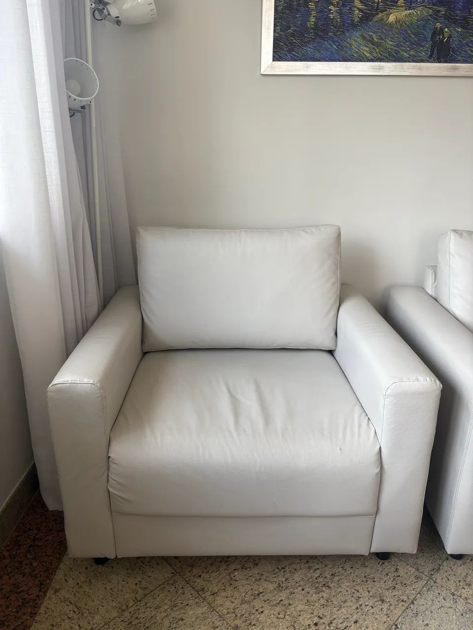 Poltronas Tok Stok - revestidas em courino - Foto 5