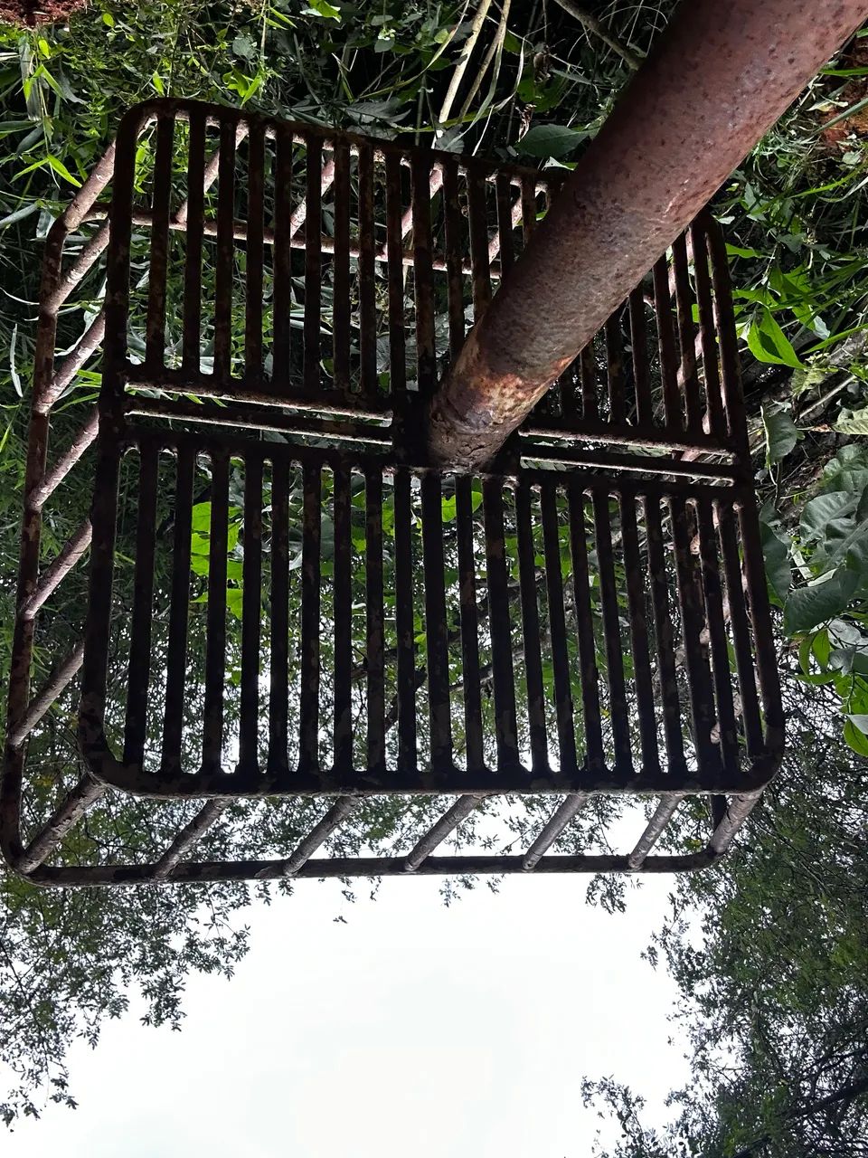 Cesta de lixo antiga de ferro maciço  - Foto 3