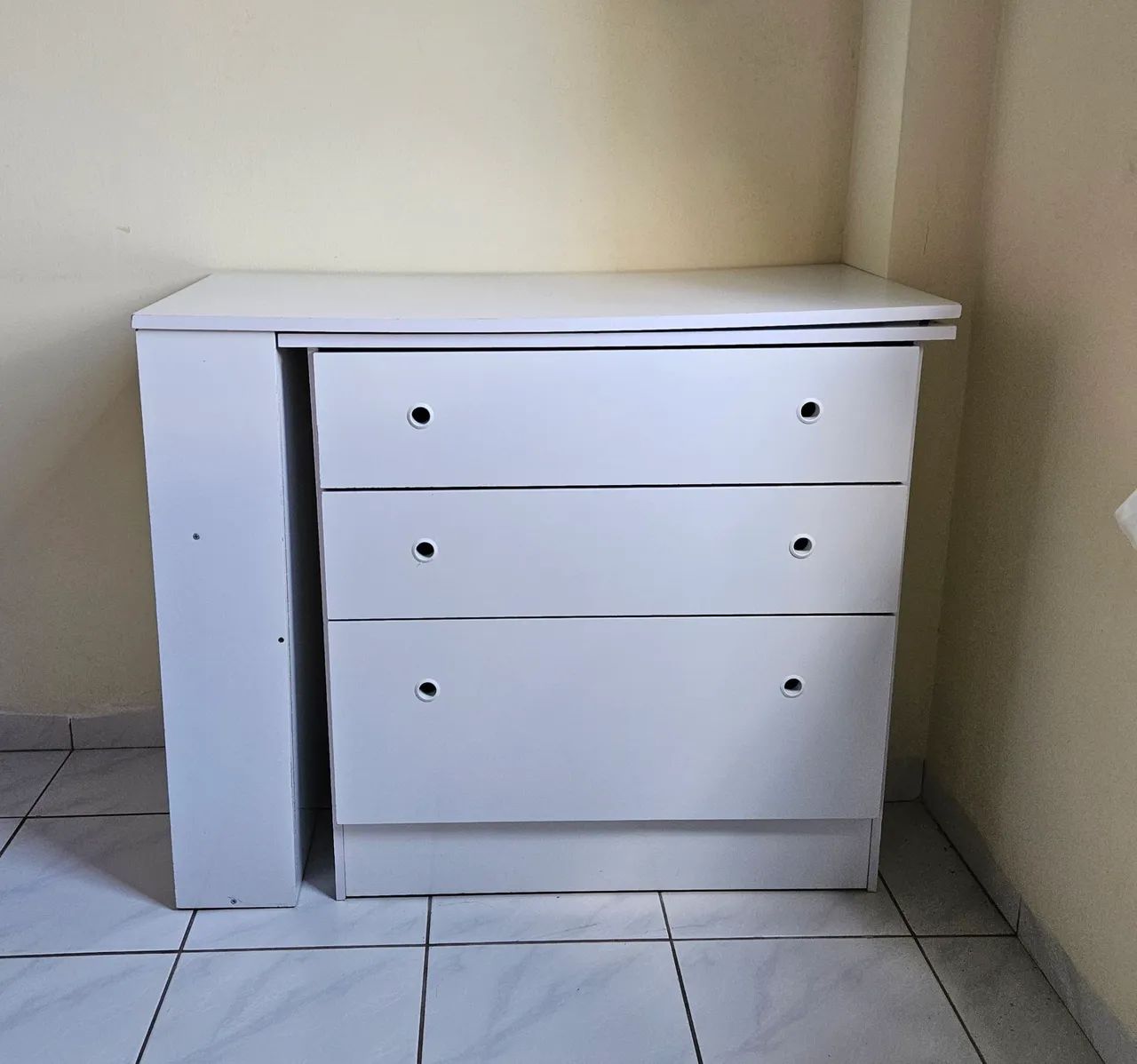 Comoda Infantil com Trocador Branco Excelente Estado - Foto 2