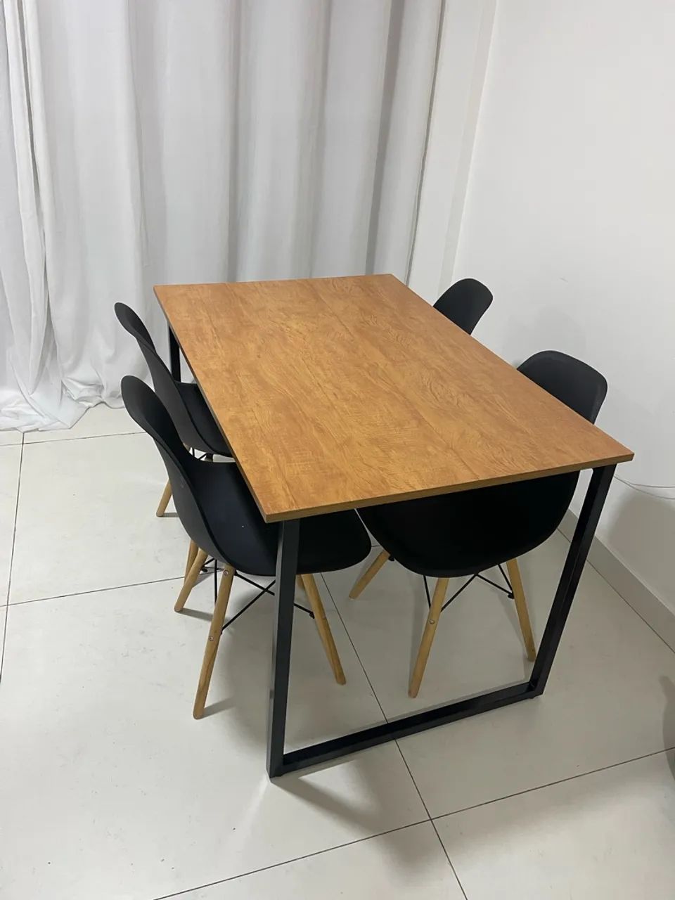 Mesa de Jantar + 4 cadeiras 