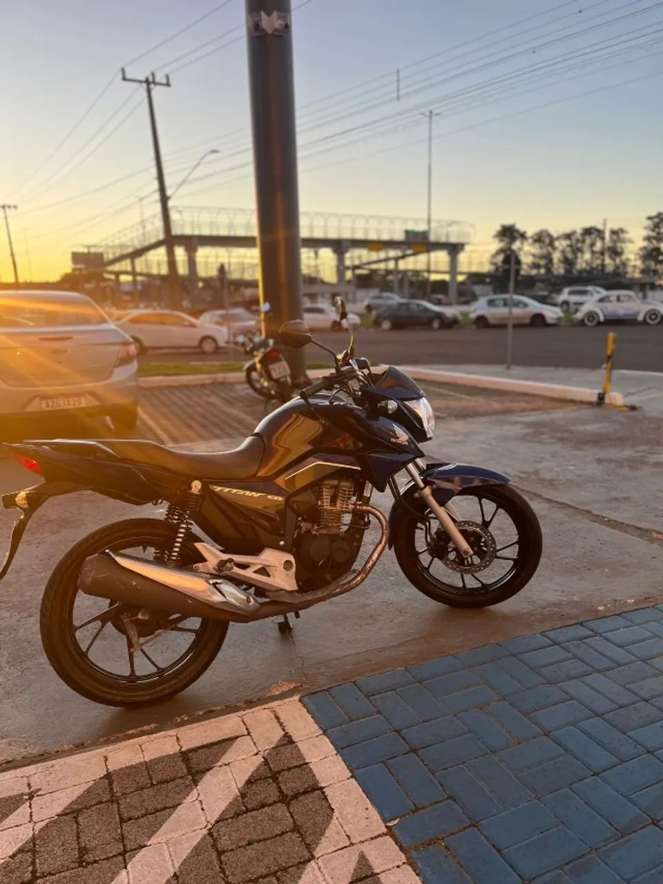 vendo troco financio titan 160 único dono moto quitada fipe 19 mil pix 