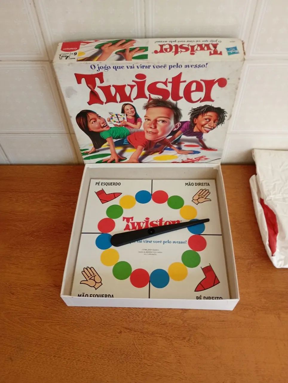 jogo de tabuleiro clássico Twister da marca Hasbro - Foto 2