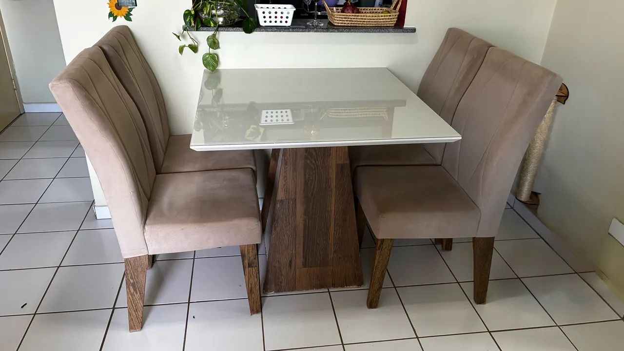 Conjunto mesa e 4 cadeiras
