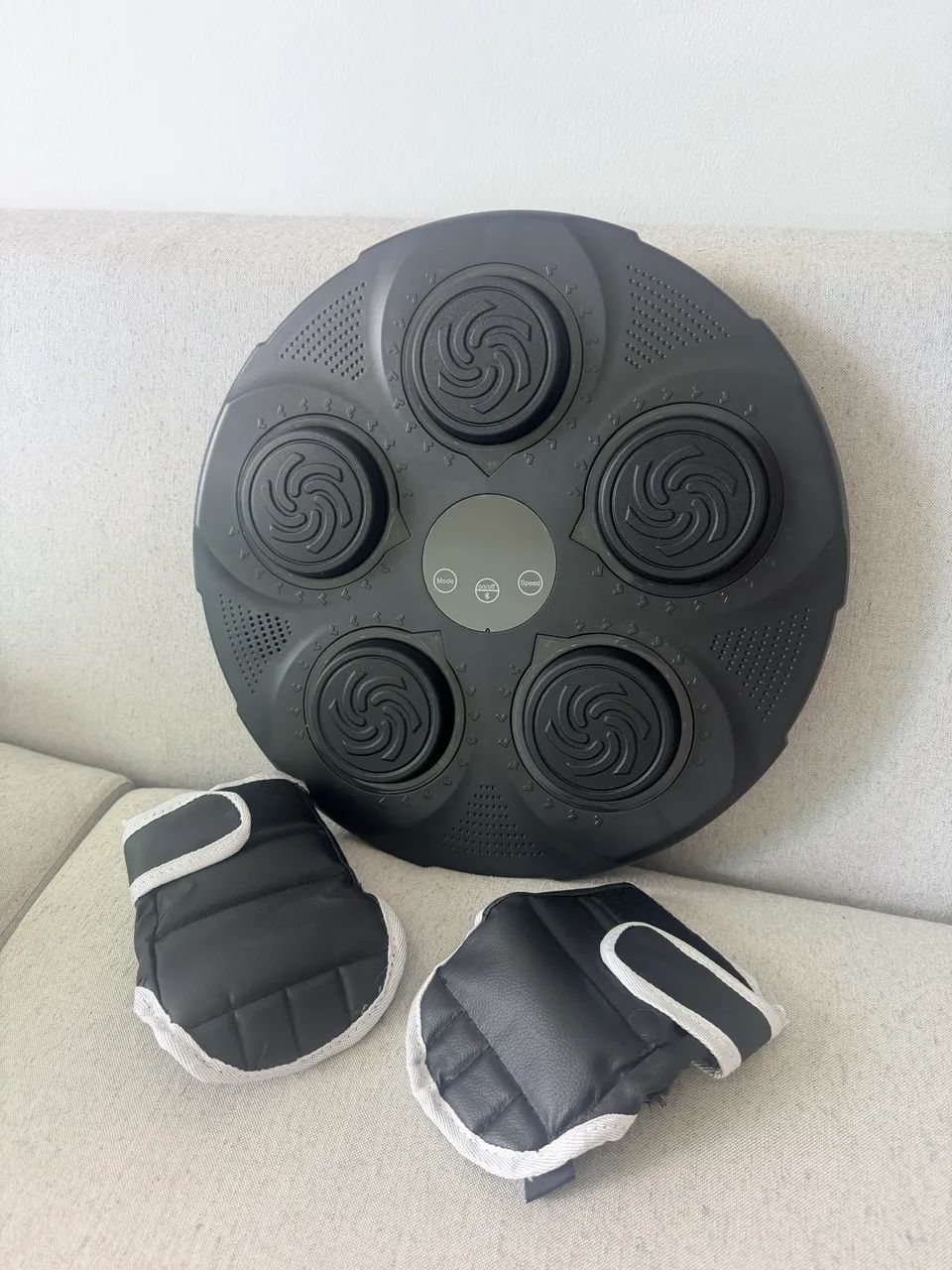 Máquina para treino de boxe nova com luvas