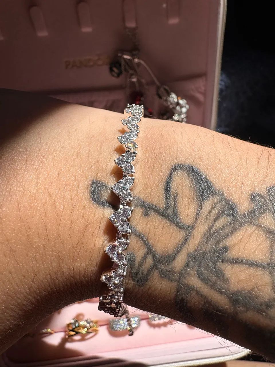 Pulseira cravejada corações Pandora 