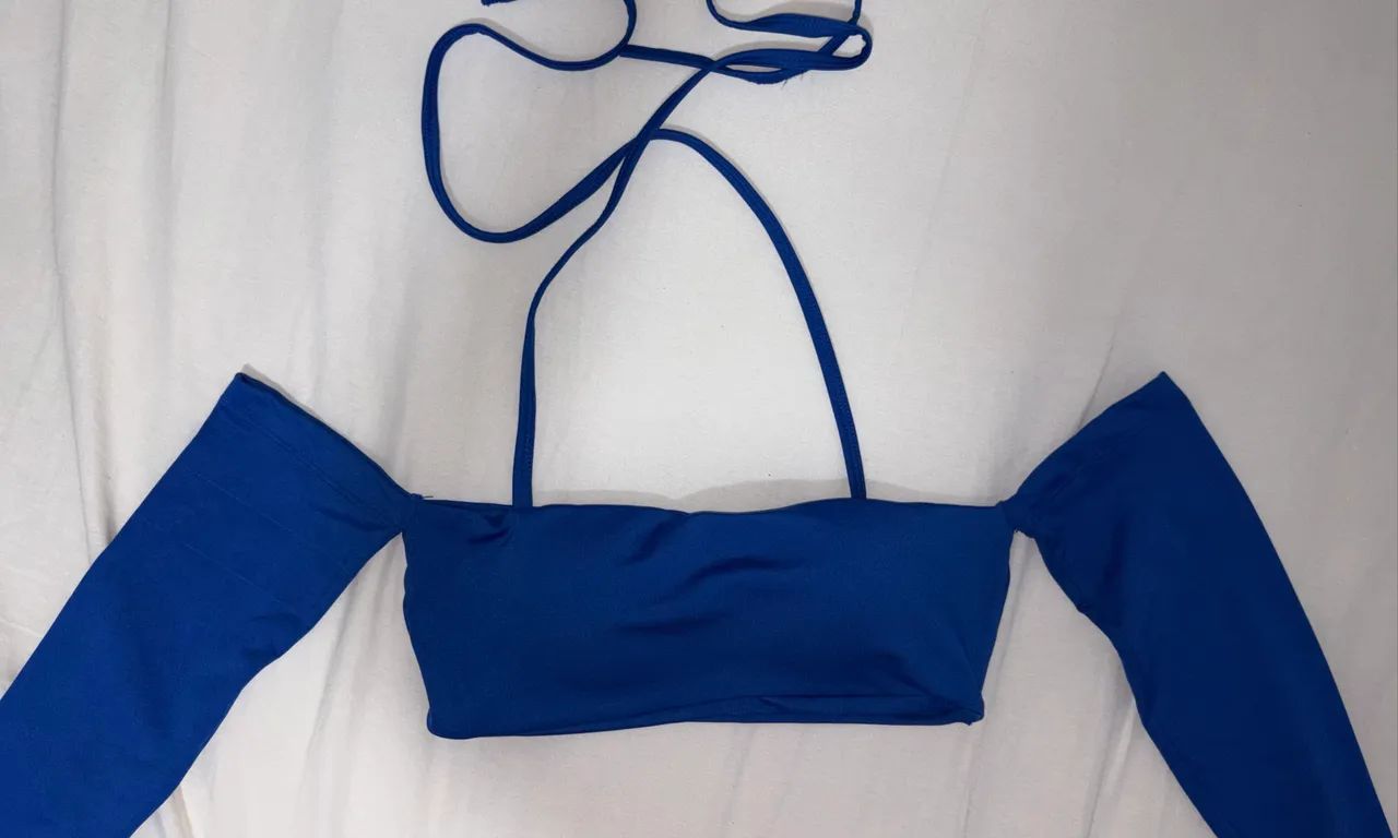 Top/cropped azul manga comprida com bojo 