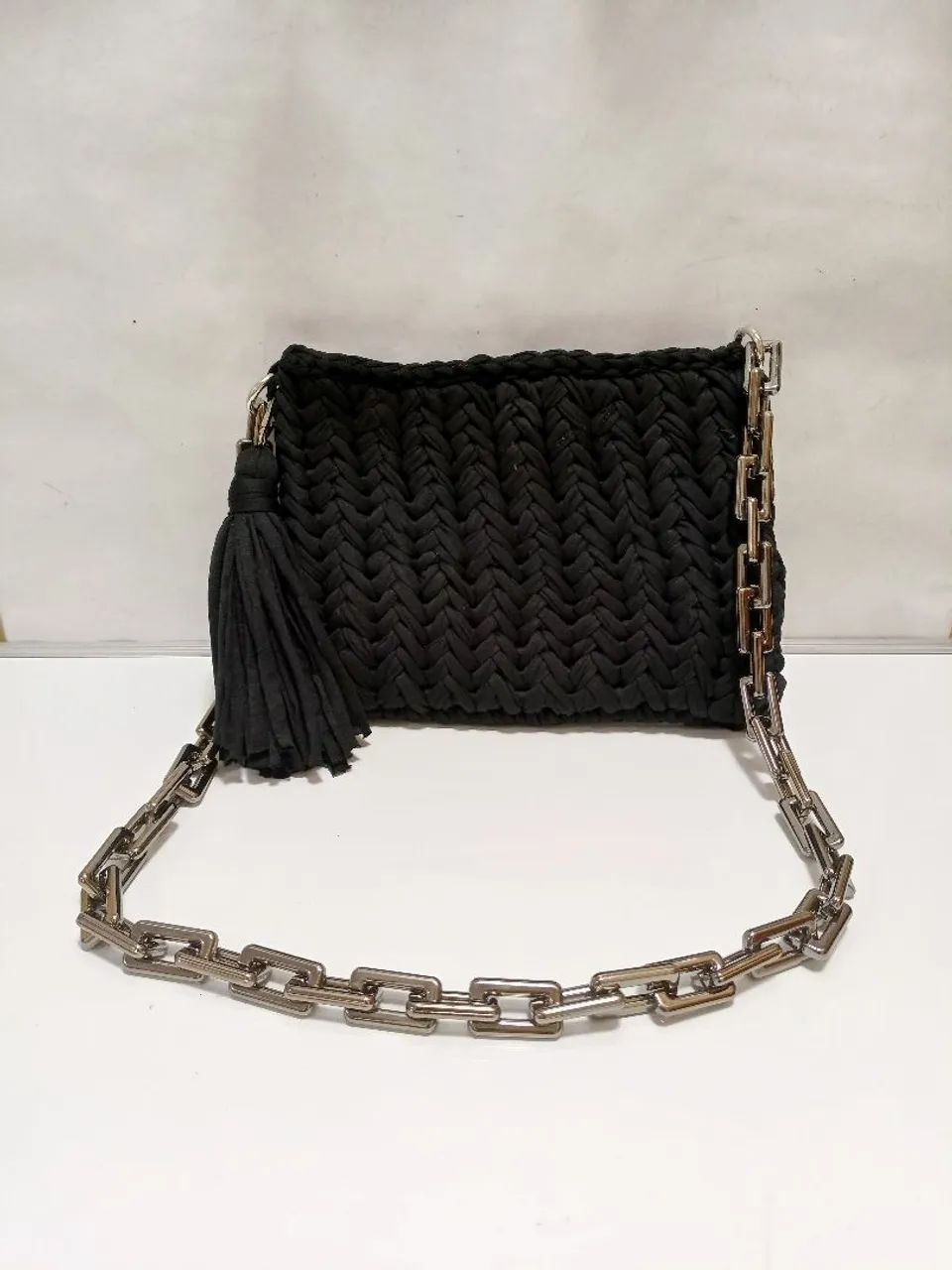 Bolsa de ombro preta de crochê 