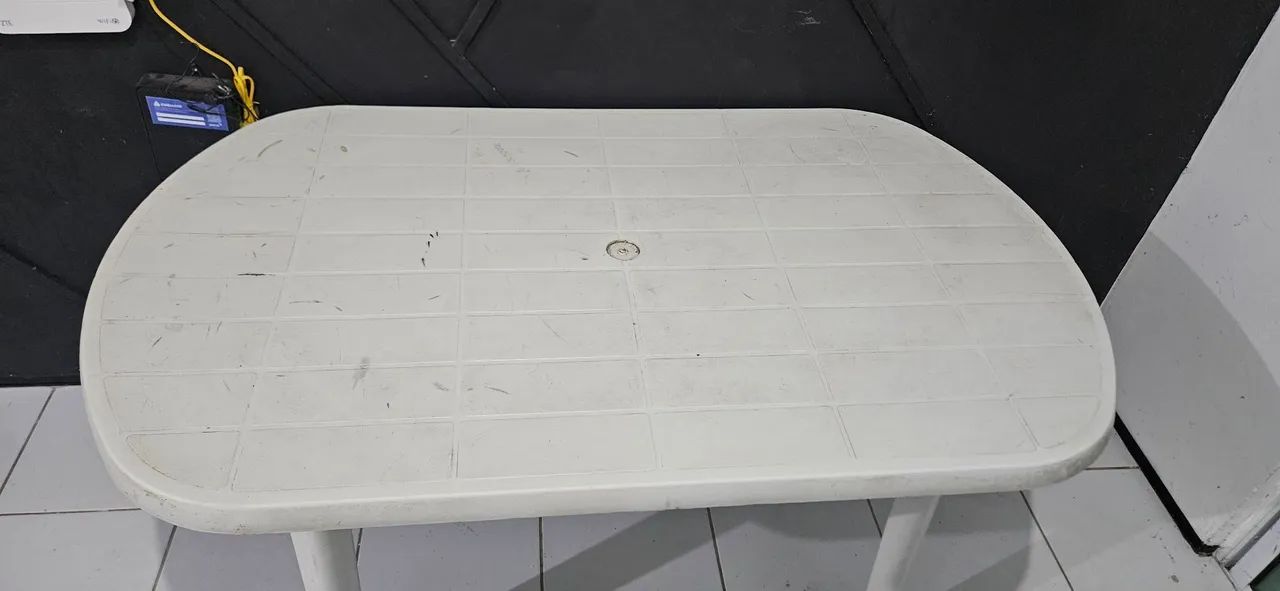 Mesa com três bancos de plástico - Foto 2