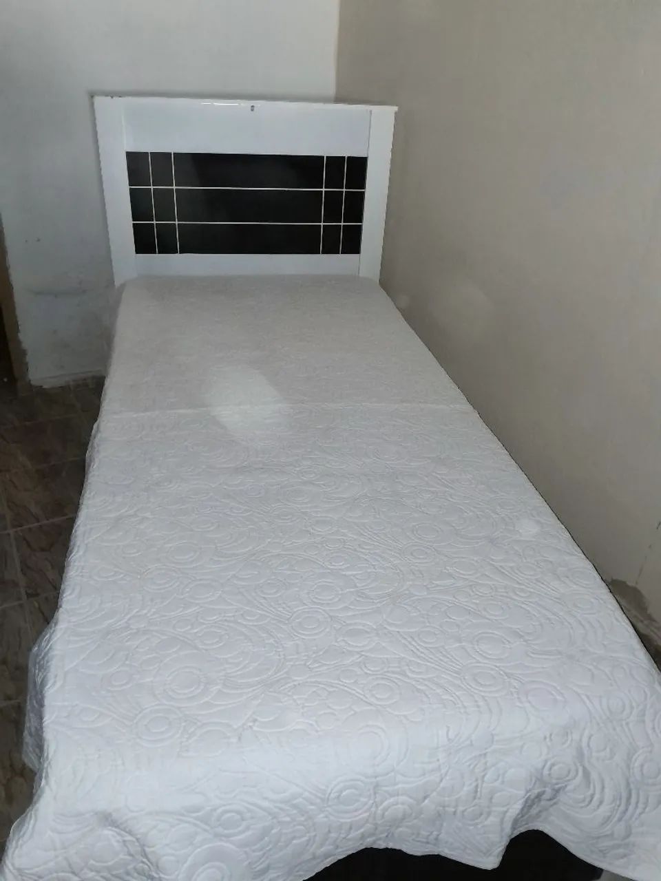 Cama de Solteiro branca e preta