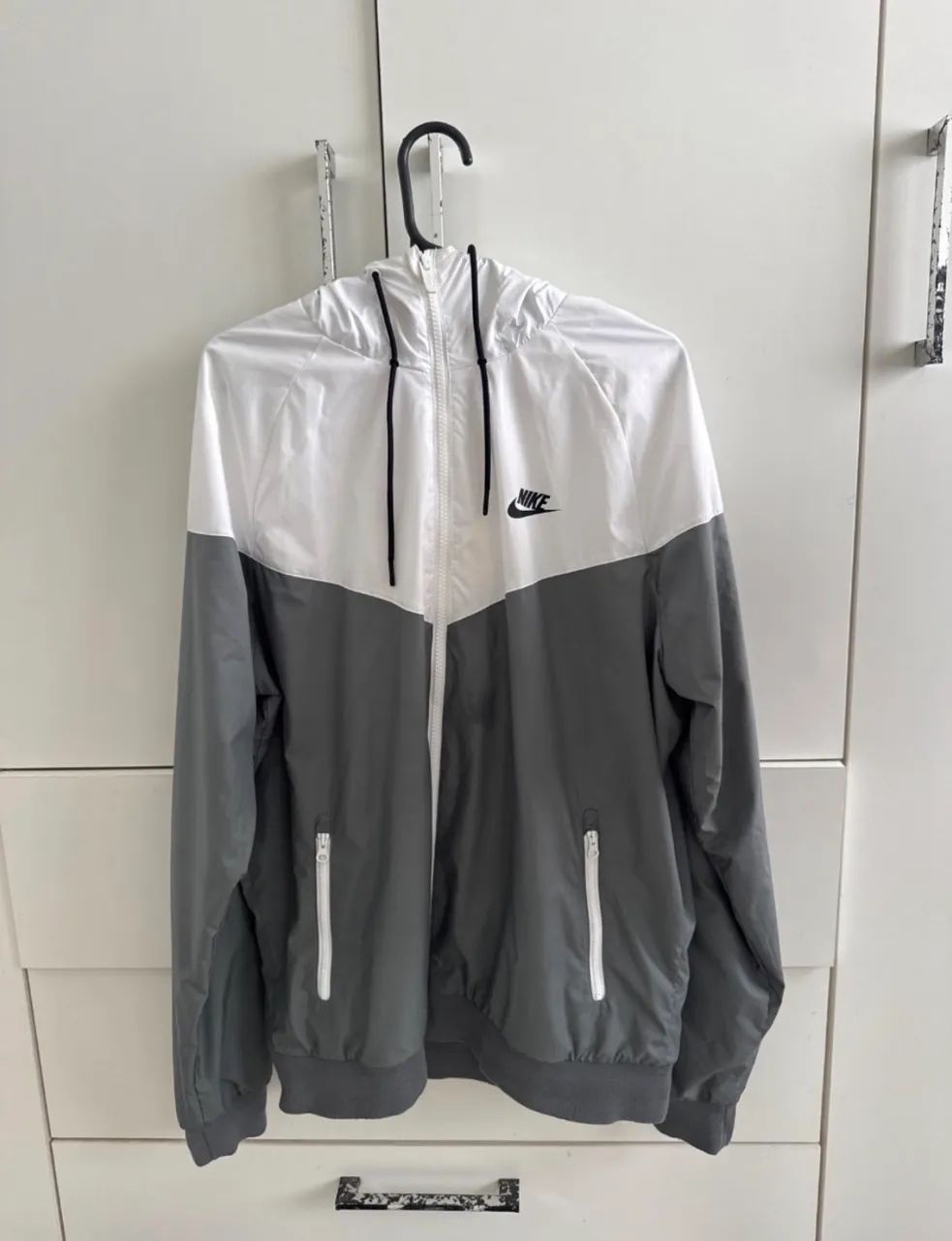 JAQUETA NIKE SPORTSWEAR WINDRUNNER MASCULINA(BRANCA/CINZA)