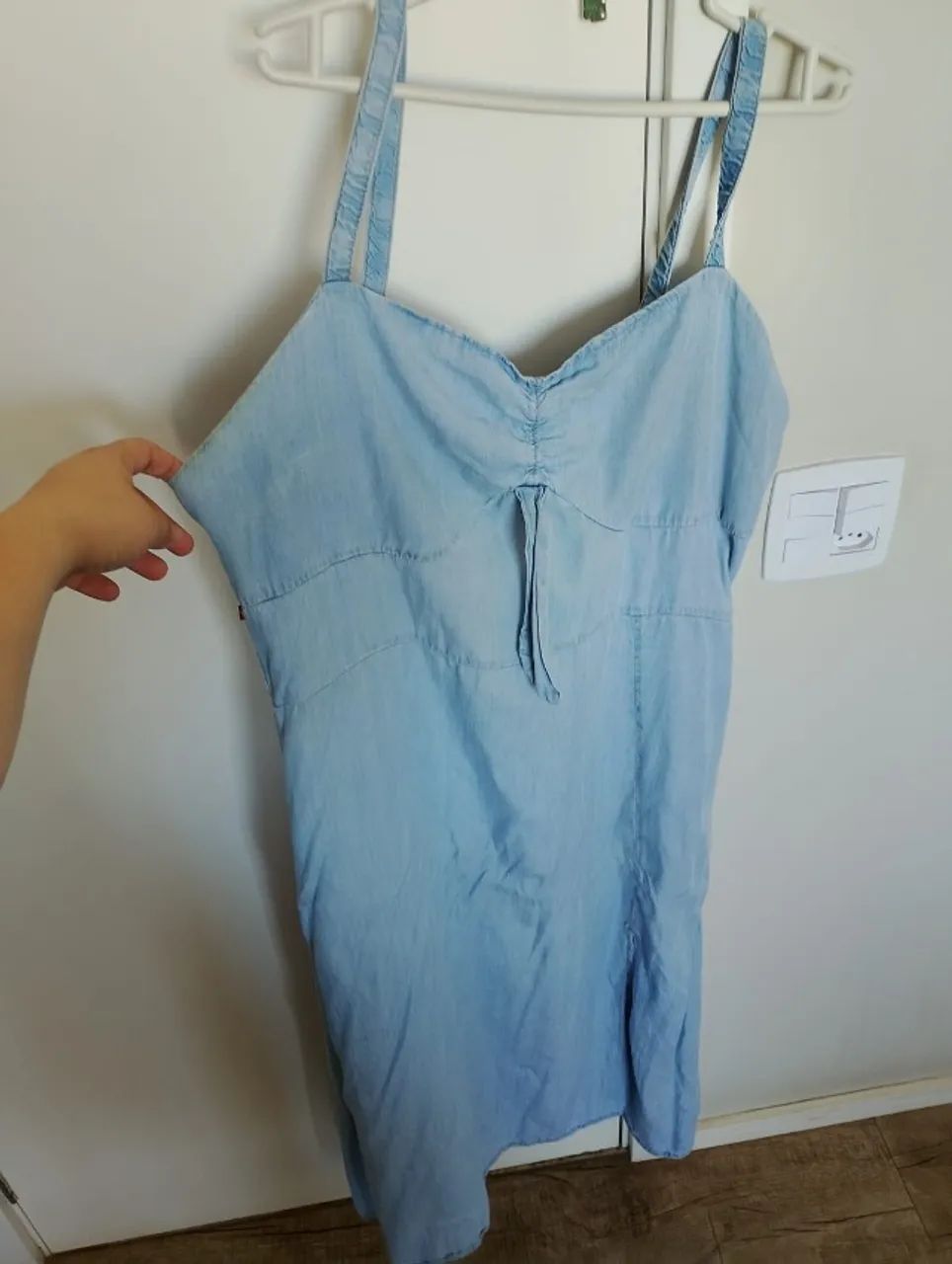 Vestido azul claro com alça imitando jeans