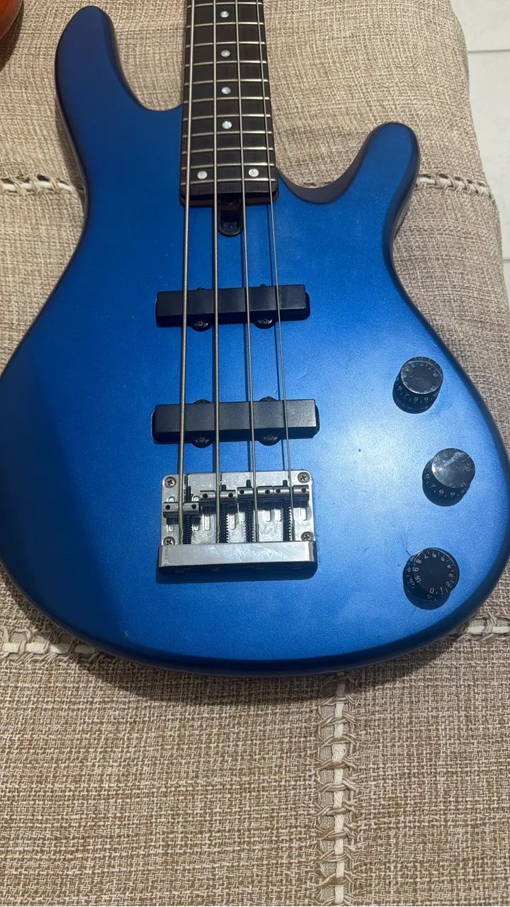 Contrabaixo Yamaha BB404 - 4 cordas 