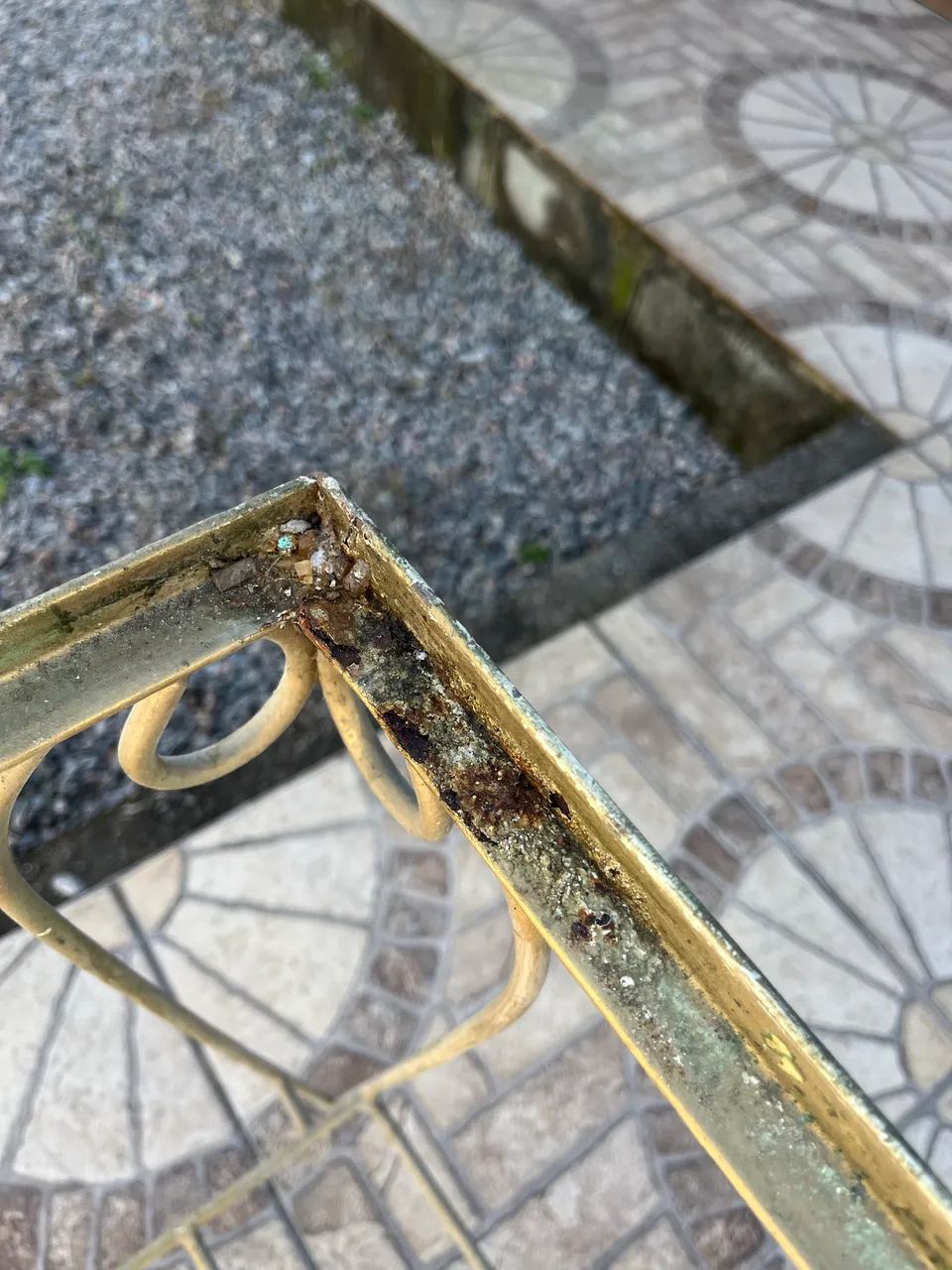 Base de mesa em ferro trabalhado com prateleira - sem vidro - Foto 2