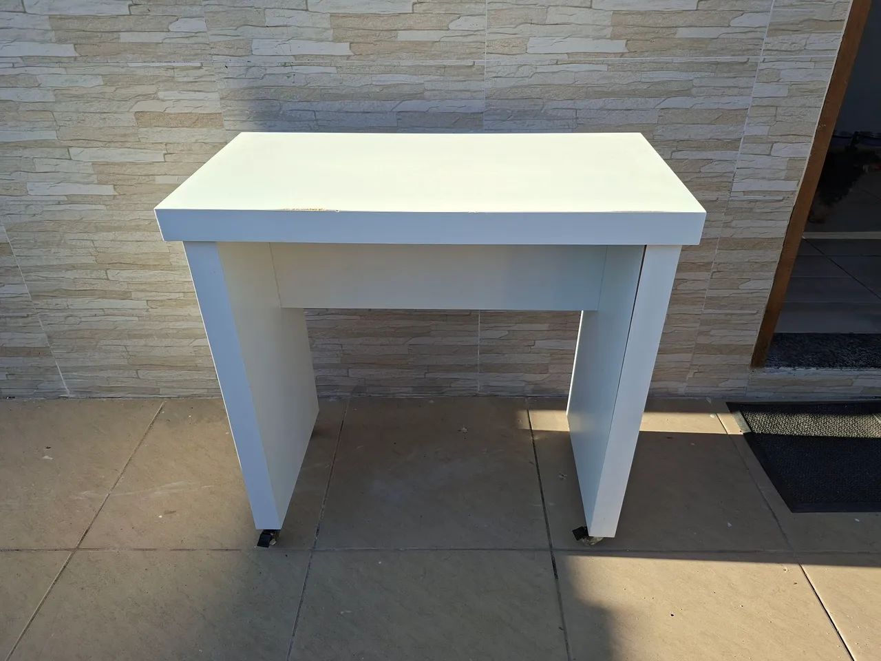 Mesa branca retangular com rodinhas 