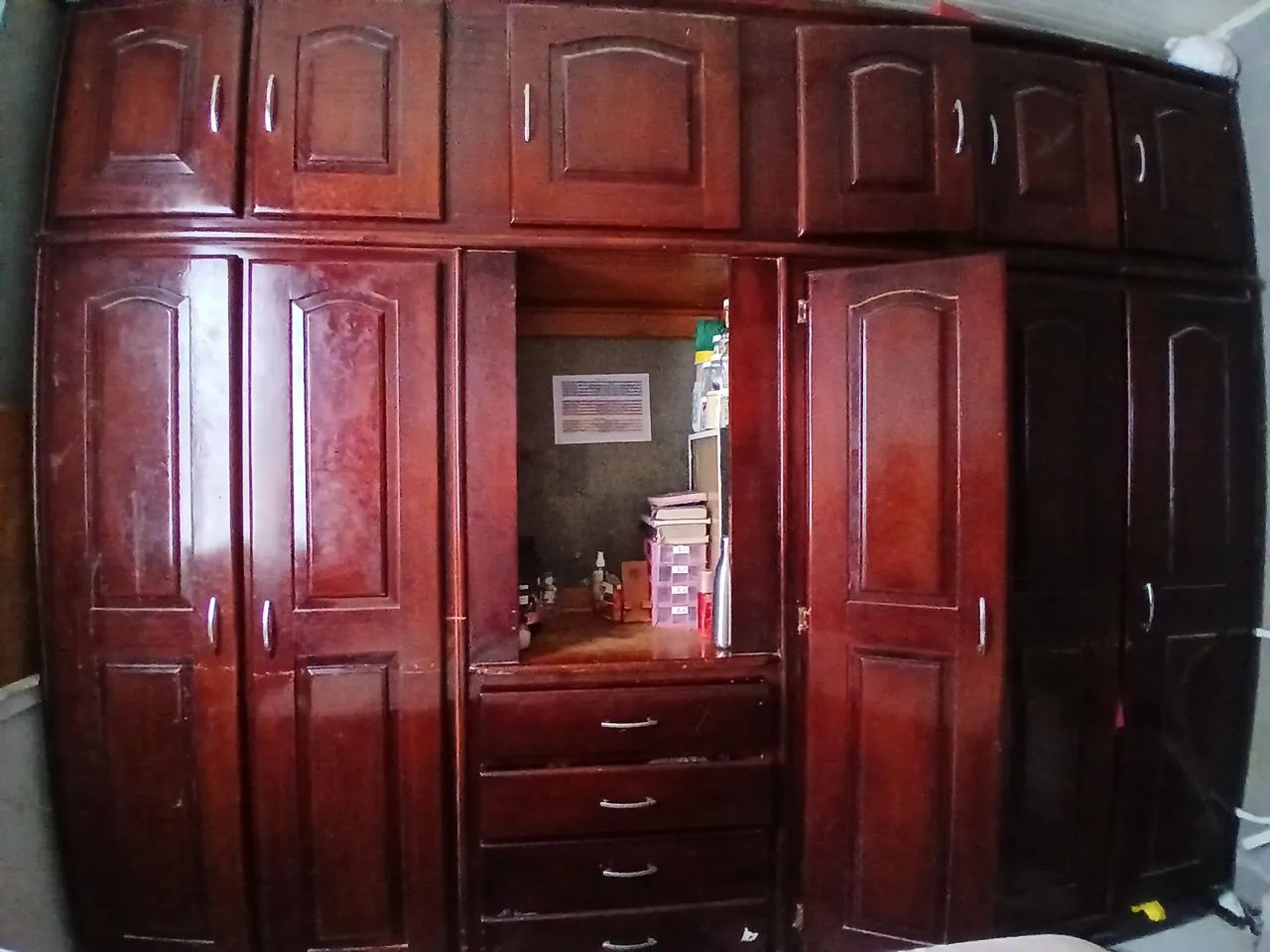 Guarda roupa de madeira 