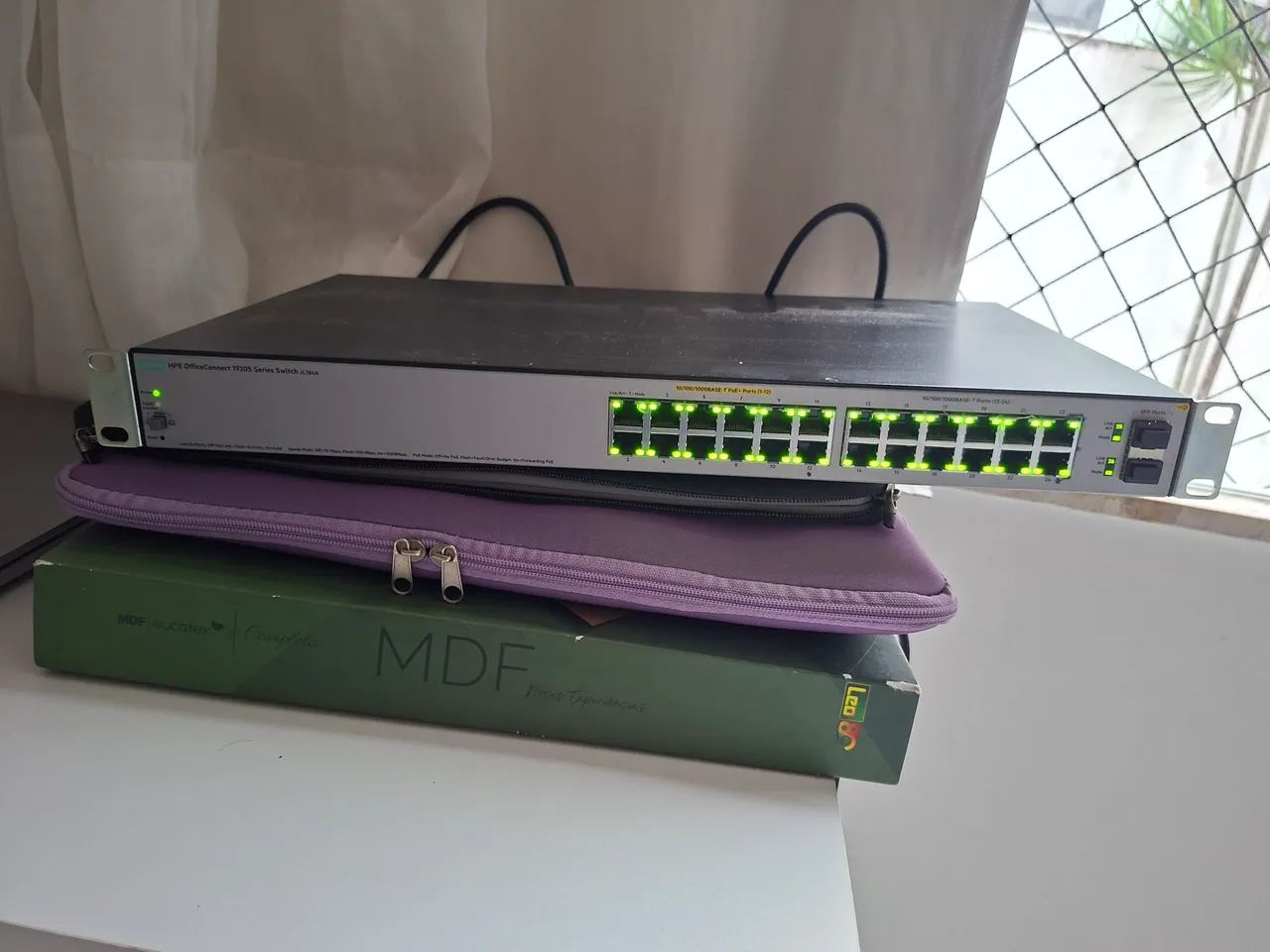 Switch HPE de 24 portas PoE+.
