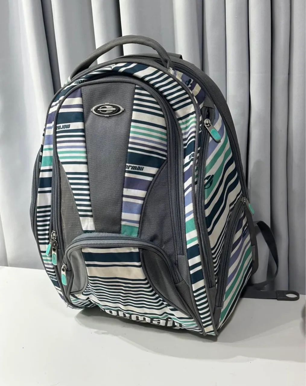 Mochila grande com 7 compartimentos.