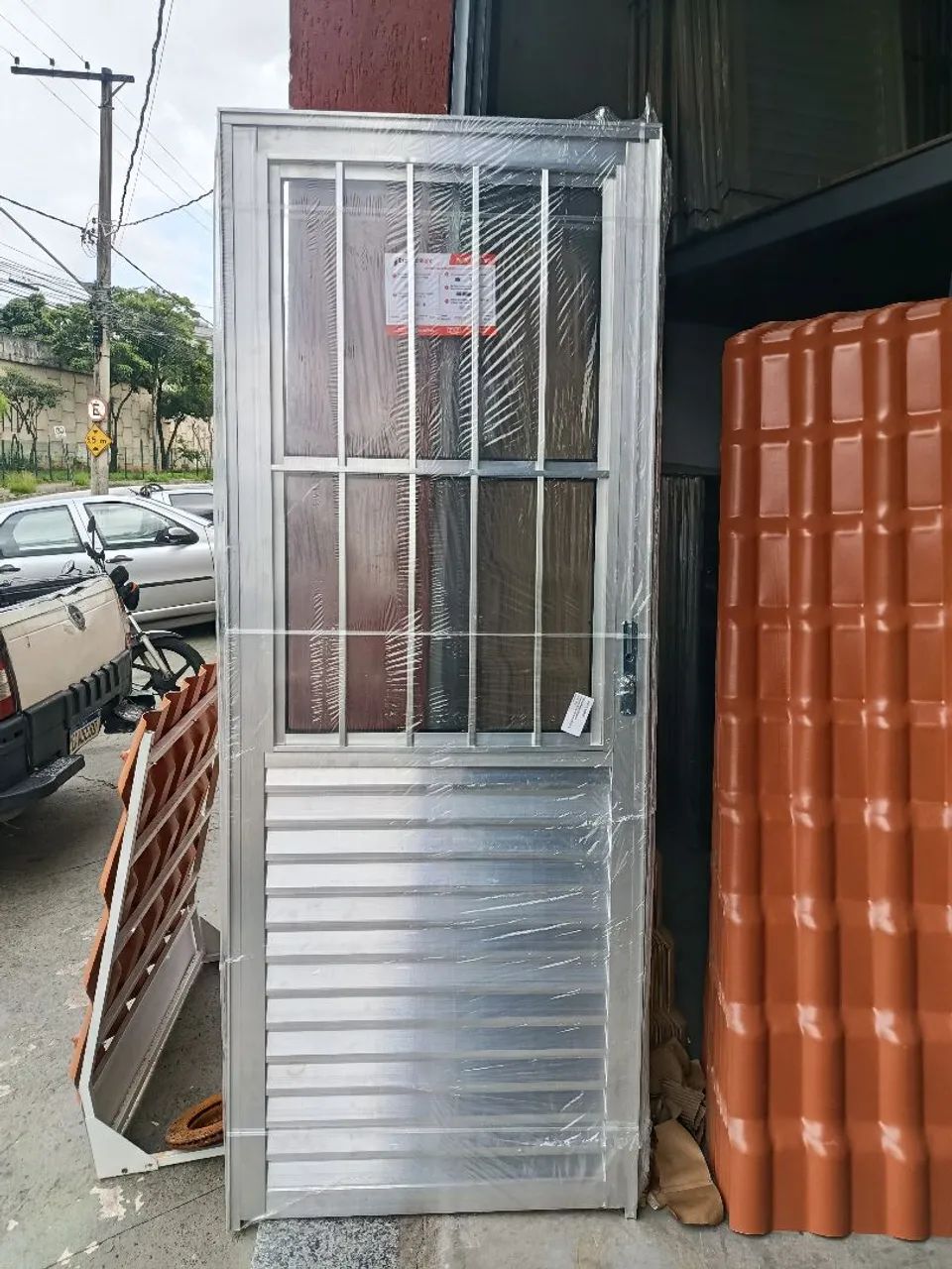 Porta de alumínio com vidro e grade 80cm.  R$480.00 a vista - Foto 3