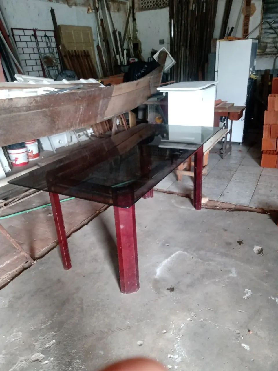 Vendo mesa com tampo de vidro fumê medindo 1,80 x 0,90 aceito negociações  - Foto 3