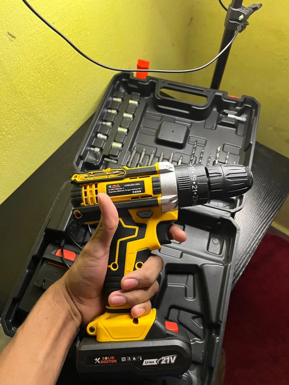 Furadeira Parafusadeira 21v Sem fio Bateria dupla + Kit Male