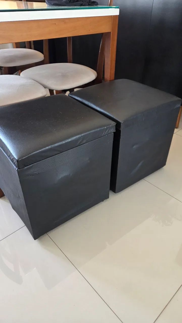 Dois puffes baú preto