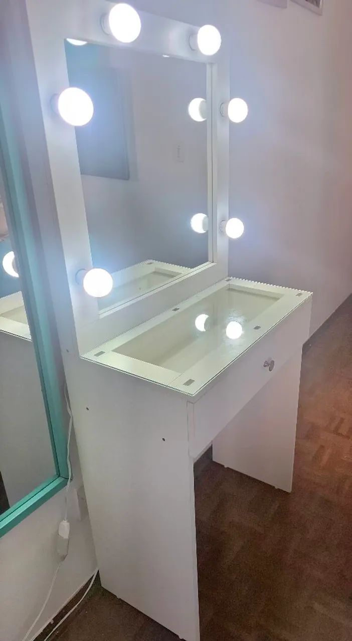Vendo Penteadeira Camarim Branca com Tampo de Vidro e Lâmpadas 