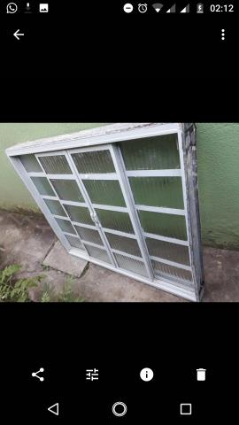 Janela seminova com vidros- 100 reais