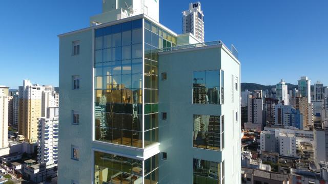 Apartamento 4 suítes, Cozinha com churrasqueira a carvão, com 4 vagas de garagem! - Foto 16