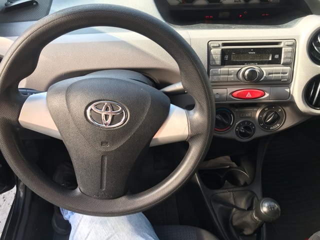 Toyota Etios Sedã 1.5 XS 2013 + GNV. Entrada de 8.500,00 + 609,99 Fixas. - Foto 9