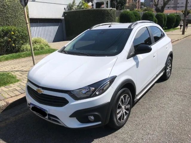 CHEVROLET - ONIX - 2017/2018 - Branca - R$ 50.900,00 - Vermelho Car