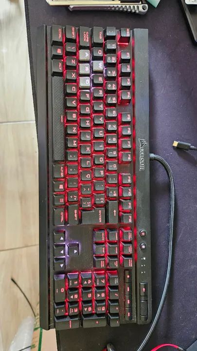 Teclado Mecânico Gamer Corsair K70 Lux RGB - Foto 3